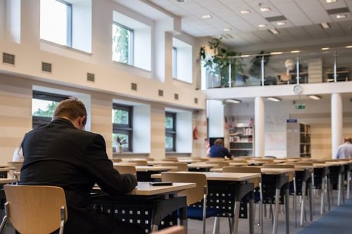 図書館で一人勉強する男性