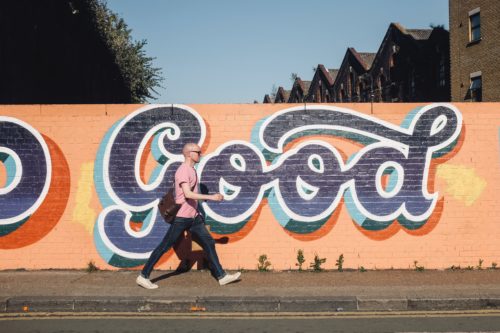 壁のgoodと前を歩く男性