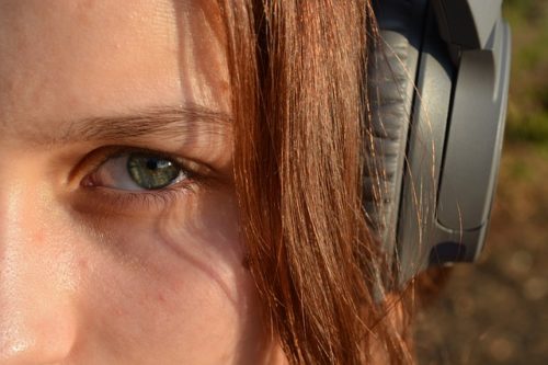 ヘッドホンをした女性のアップ