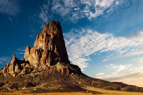 アリゾナの砂漠の中の山の画像