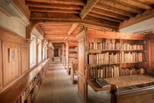 木の図書室のような場所の画像