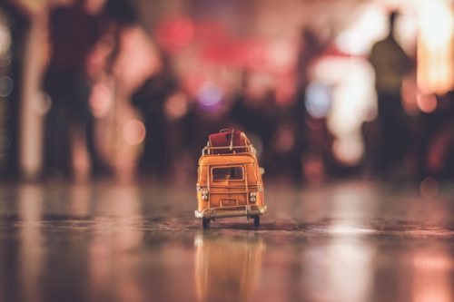街中の道を走るバスの画像
