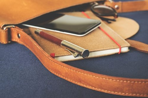 本とスマホとペンがカバンから漏れている様子