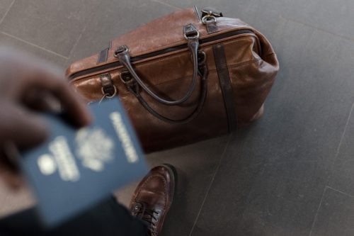 パスポートと革製のバッグ
