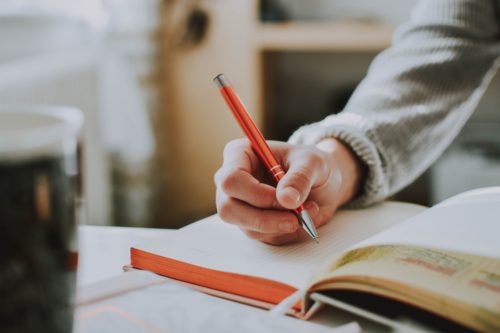 ノートに書き込もうとする様子