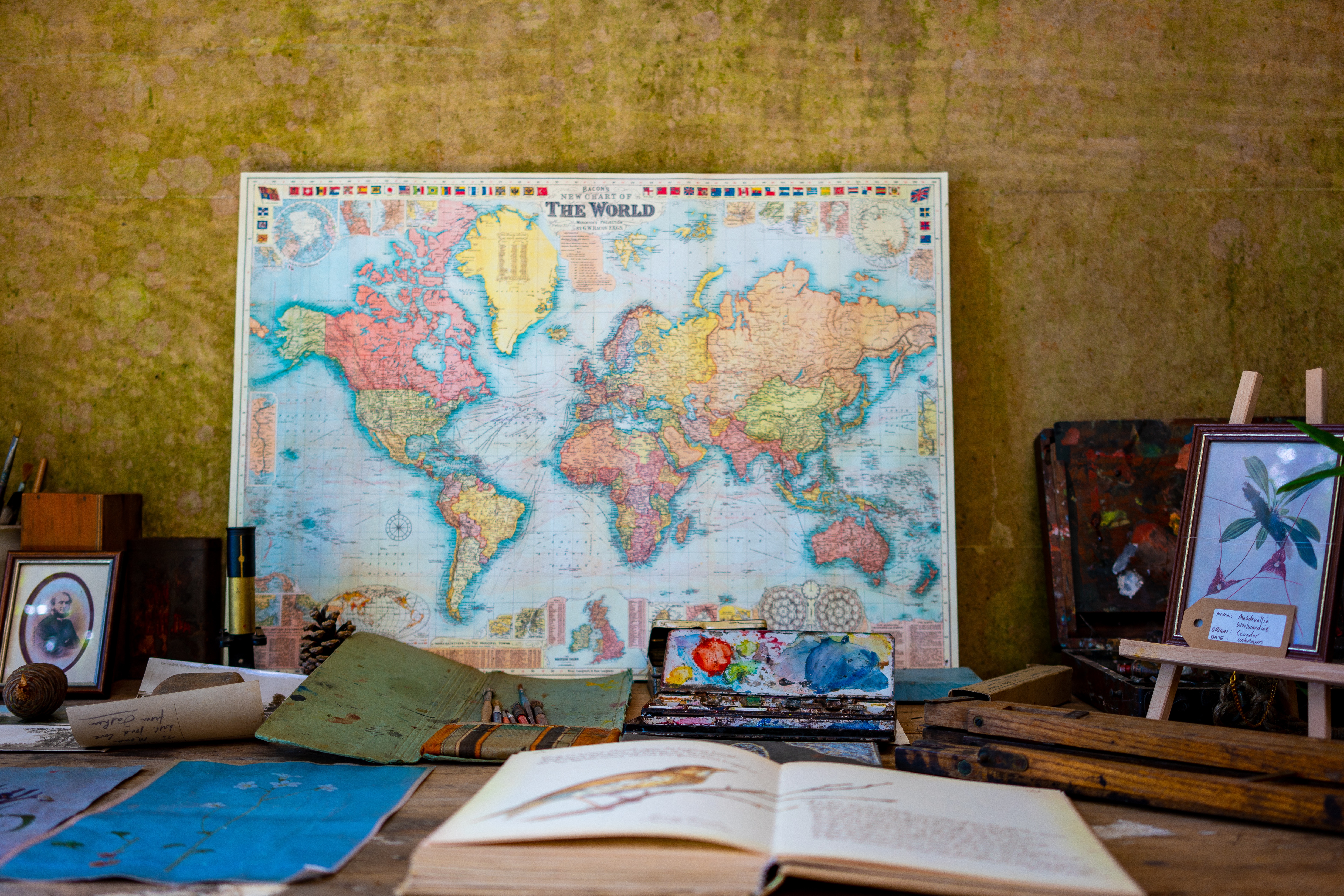 世界地図や本が机の上に置かれている