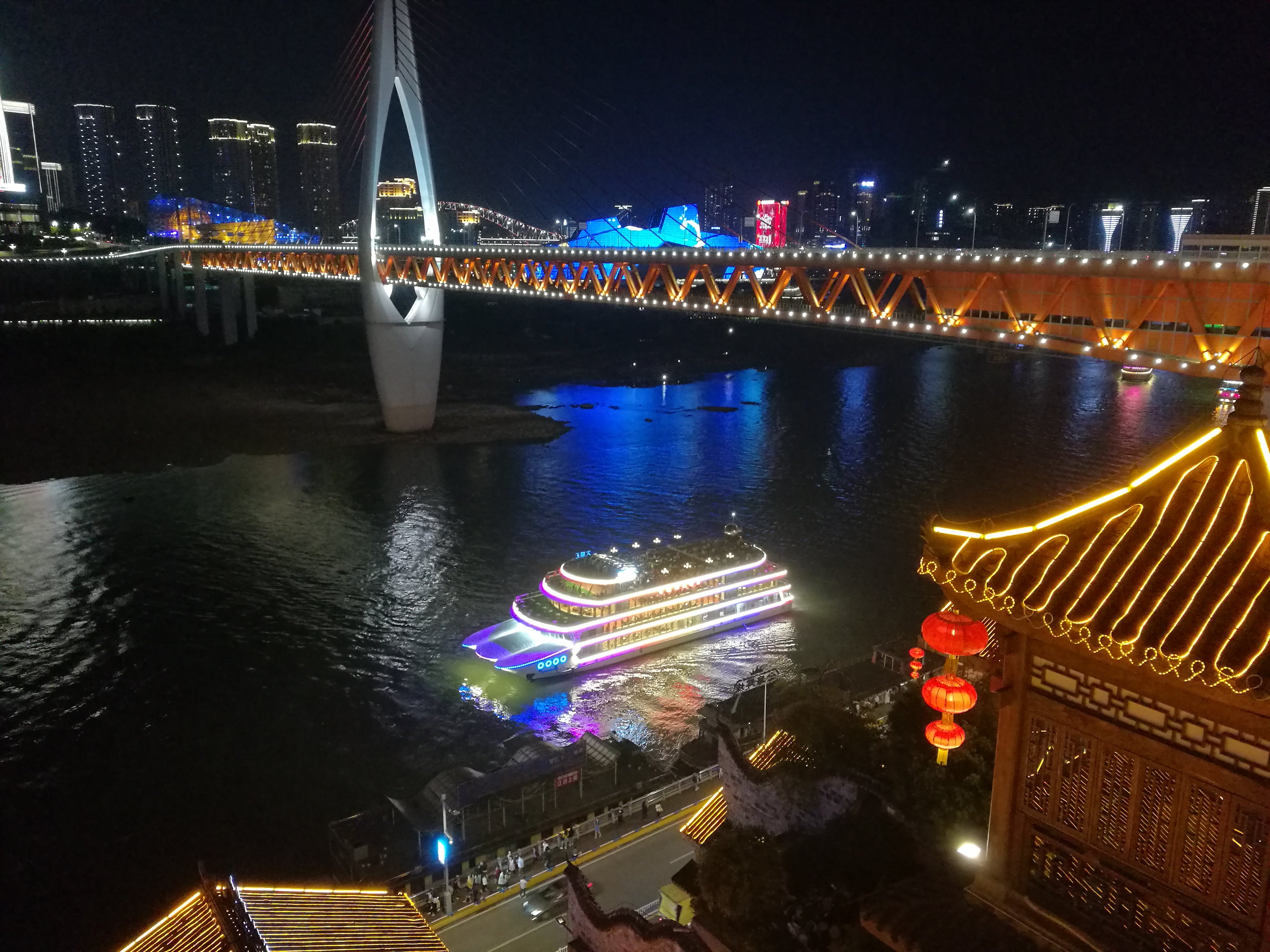 重慶のビジネス街の夜景と洪崖洞と長江