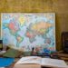 世界地図や本が机の上に置かれている